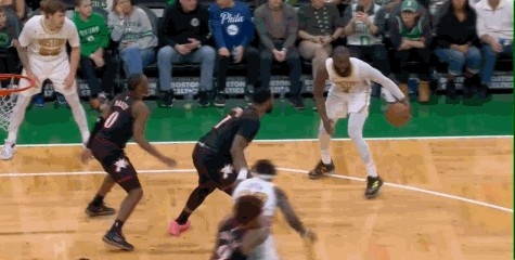 半岛体育正版官网-突然上头！乌布雷为队友出头一把推翻科塔 被吹一级恶意犯规