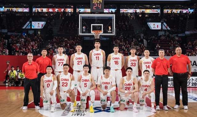 半岛体育官方地址-FIBA认错，果断换人，3裁判出炉，助裁曾执法CBA，中国男篮或受益