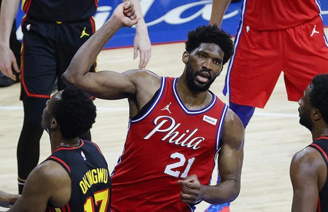 半岛体育登录入口-恩比德复出仍遭开门黑 76人半决赛之路难言轻松