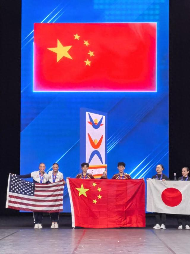 半岛体育官方地址-中国啦啦操队世锦赛创佳绩，中美青少年开展友好互动|中国队|体育比赛|花球|比赛|运动员_新浪新闻